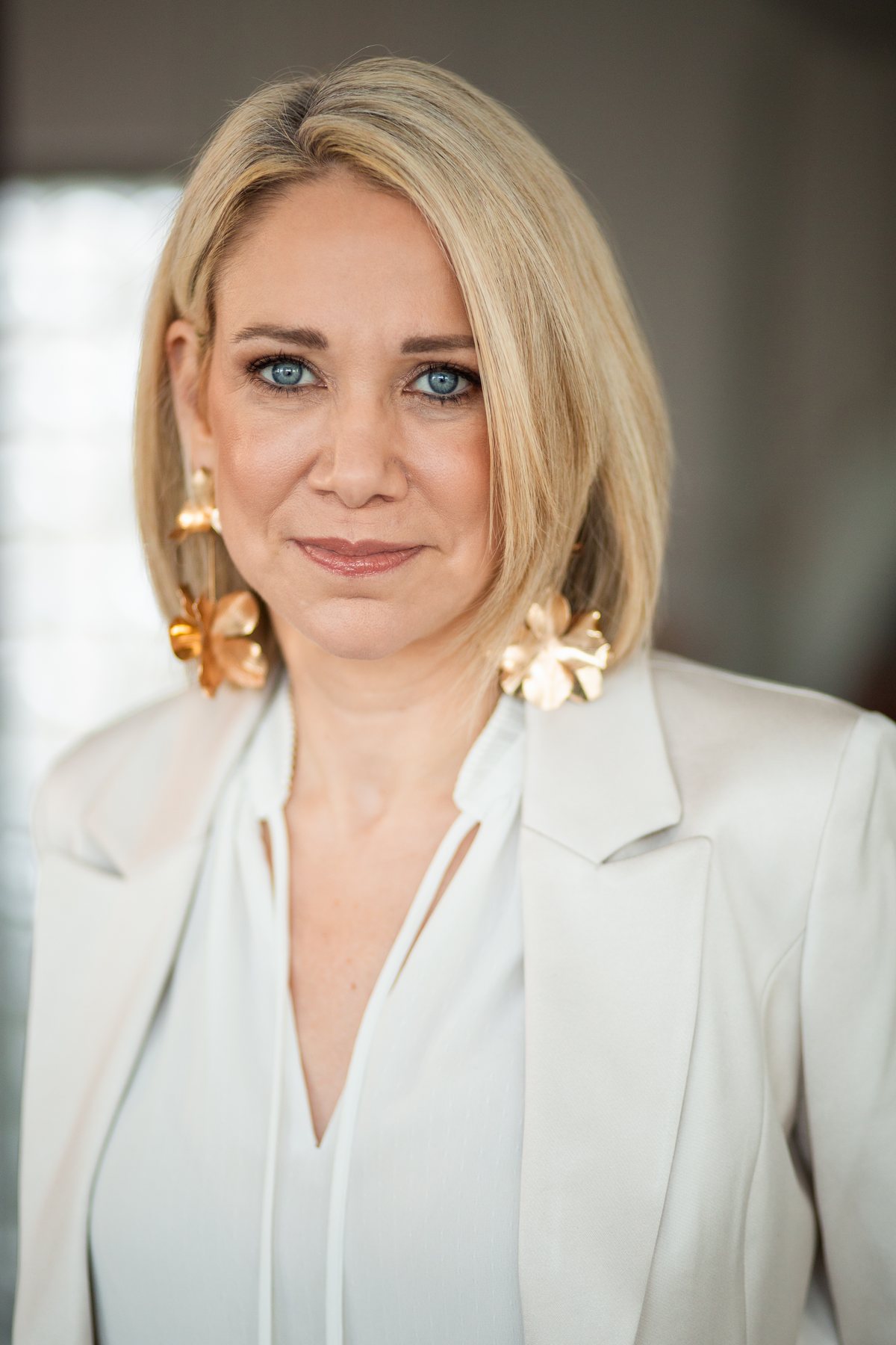 Jennifer Sohn in heller Studioumgebung