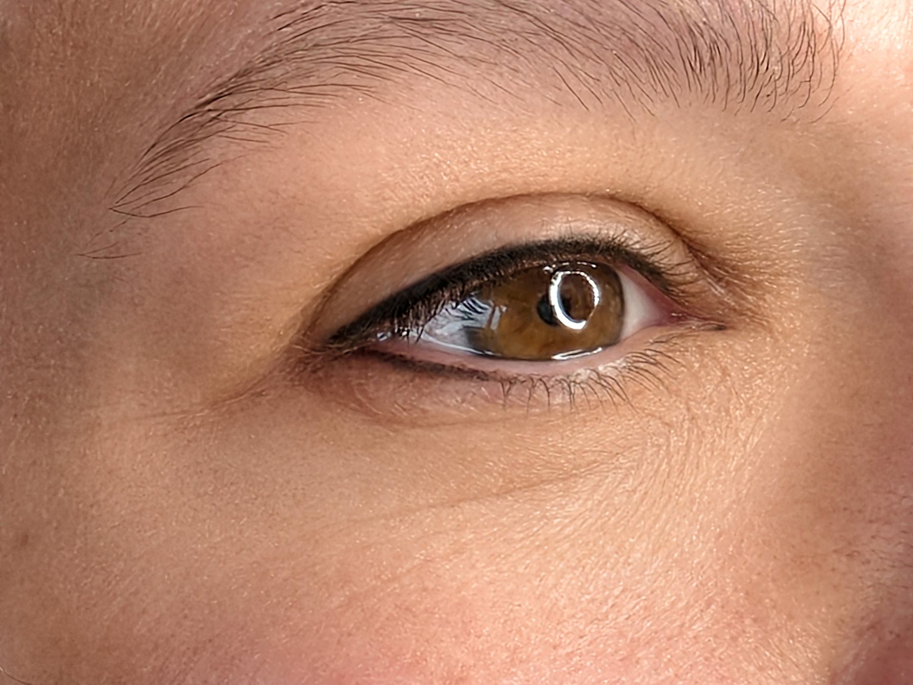 Natürlicher Lidstrich und fein geformte Augenbraue nach Permanent Make-up